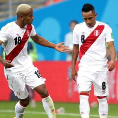 VAR da penal a Perú pero Cueva lo desaprovecha