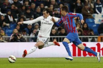 El jugador del Real Madrid Gareth Bale se dispone a pasar un balón ante Toño, del Levante
