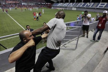 Wanchope dirigía a la selección de Costa Rica en un partido en Panamá con la selección sub-23. El estratega perdió la cabeza en las gradas y se fue a los golpes con un integrante de la seguridad del estadio.