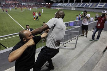 En el año 2015, el entrenador de Costa Rica sub-23 nada más escuchar el pitido final del partido entre su selección y Panamá sub-23, se dirigió a un aficionado con un puñetazo que acabó en una pelea entre ambos.