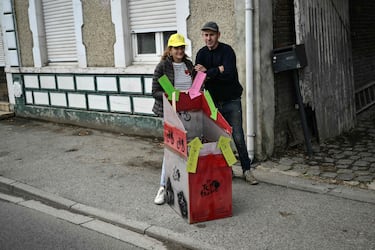 Espectador con una cesta improvisada para atrapar los bidones de los ciclistas durante la tercera etapa de la 112.ª edición del Tour de Francia entre Valenciennes y Dunkerque
