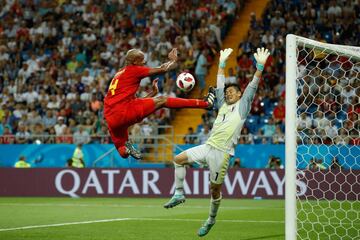 Vincent Kompany y Eiji Kawashima.