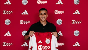Ouazane posa con la camiseta del Ajax.