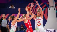 Gabriela Andelova (República Checa) choca con Bernadett Hatar (Hungría) durante los cuartos del Eurobasket.