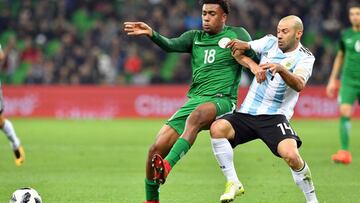 Nigeria&#039;s Alexander Iwobi (L) and Argentina&#039;s Javier Mascherano vie for the ball during an international friendly football match between Argentina and Nigeria in Krasnodar on November 14, 2017. / AFP PHOTO / Mladen ANTONOV