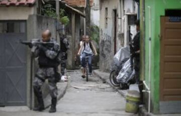 Brasil desplegará tropas federales en Río de Janeiro para ayudar a sofocar una oleada de crímenes violentos tras los ataques de narcotraficantes contra los puestos policiales en tres barrios marginales en el lado norte de la ciudad. A menos de tres meses del Mundial en el que Río acogerá a decenas de miles de aficionados al fútbol. Los ataques han lanzado nuevas dudas sobre los esfuerzos del gobierno para expulsar a las pandillas de los barrios pobres.