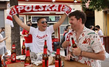 Ambiente de fiesta entre los seguidores de España y Polonia