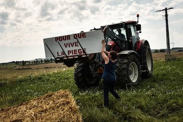 Duras protestas de los agricultores franceses durante la decimosexta etapa de la ronda francesa entre las localidades de Carcasona y Bagnères-de-Luchon.
