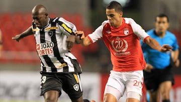 Som&aacute;lia, durante su &eacute;poca en Botafogo, pugnando por un bal&oacute;n con Yulian Anchico.