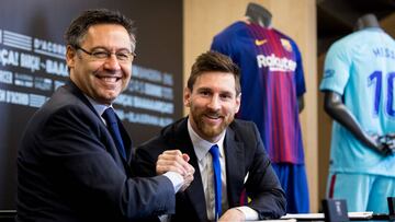 Barcelona&#039;s Argentine superstar Lionel Messi poses with FC Barcelona president Josep Maria Bartomeu during the signing of his new contract in Barcelona, Spain, November 25, 2017. German Parga/FC Barcelona/Handout via REUTERS  ATTENTION EDITORS - THIS