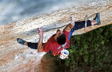 El escalador madrileño Jorge Díaz-Rullo, durante el encadenamiento de Café Colombia en Margalef (Tarragona), una exigente línea de resistencia que recorre un desplome de 30 metros con cerca de 40 movimientos sobre bidedos y regletas. Esta vía, considerada una de las más duras del mundo, confirma al madrileño como gran referencia del noveno grado.
