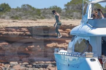 Messi, Luis Suárez y Cesc en sus vacaciones familiares en Ibiza.