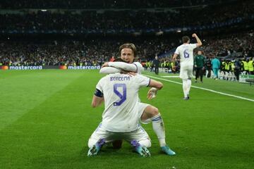 Benzema y Modric se abrazan sobre el césped del Bernabéu.