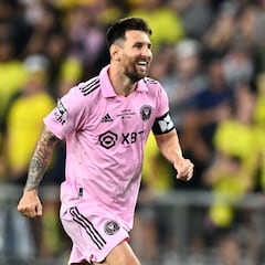 How many trophies has Lionel Messi won in his professional career?