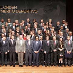 Méndez de Vigo entrega las Órdenes y Cardenal se ausenta