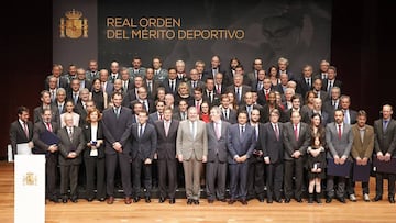 Íñigo Méndez de Vigo (traje marrón), rodeado de todos los premiados.