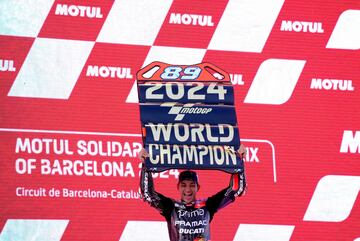 Jorge Martin celebra en el podio su título de campeón del mundo de MotoGP 2024.