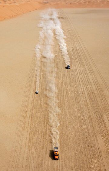 (De izquierda a derecha) el piloto brasileño Cristiano Batista y el copiloto Fausto Mota, el camionero de la República Checa Martin Macik, el copiloto Frantisek Tomasek y David Svanda y el camión holandés Iveco de Martin Van Den Brink, el copiloto Rijk Mouw y Erik Kofman. 