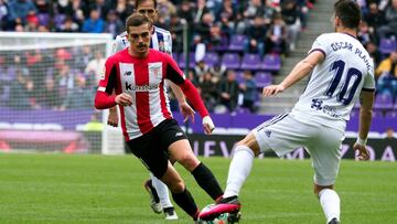 GRAF3621. VALLADOLID, 08/03/2020.- El delantero &Iacute;&ntilde;igo C&oacute;rdoba (i) del Athletic de Bilbao disputa el bal&oacute;n con el centrocampista &Oacute;scar Plano (d) del Real Valladolid, durante el partido correspondiente a la jornada 27 de L