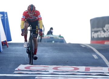 Primoz Roglic llegando a meta