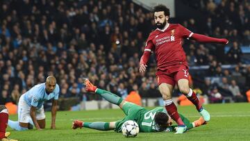 Mohamed Salah marca ante el Manchester City. 