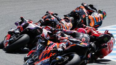 Varios pilotos durante la carrera puntuable SPRINT del Gran Premio de España de MotoGP, en el circuito "Ángel Nieto" de Jerez de la Frontera.