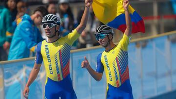 Andrés Gómez (i) de Colombia y Juan Mantilla de Colombia celebran al ganar medalla de oro en 10.000m masculino hoy, durante los Juegos Panamericanos 2023 en Santiago (Chile). EFE/ Esteban Garay