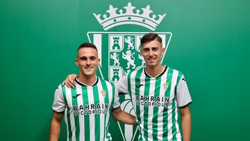 Bri y Requema posan ante el escudo del Córdoba