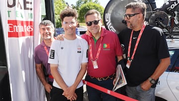Juan Gutiérrez, João Almeida, Tomás Roncero y Vicente Jiménez, ayer antes de la etapa en Valladolid.