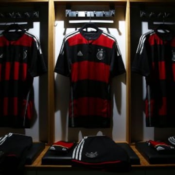 Adidas presenta la segunda equipación de alemania para el Mundial de Brasil 2014. El equipo del entrenador Joachim Löw jugará por primera vez con camisetas con rayas horizontales negras y rojas.