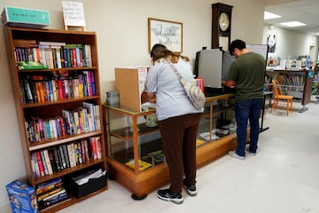 Votantes rellenando sus papeletas para las elecciones presidenciales estadounidenses en una biblioteca de Laverne, Oklahoma.