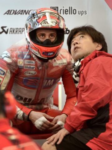 El piloto italiano Andrea Dovizioso de Ducati tras el entrenamiento en el circuito de Austin, Texas, Estados Unidos, donde la lluvia a obligado a atrasar los entrenamientos. 