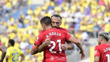 Abrazo entre Raíllo y Muriqi. El kosovar felicita al capitán por el gol del empate en Las Palmas.