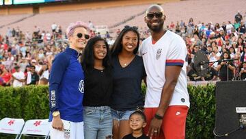 El m&iacute;tico exbasquetbolista, Kobe Bryant, acudi&oacute; al partido entre USA femenil e Irlanda en el Tour de la Victoria de USWNT y aprovech&oacute; para convivir con Megan Rapinoe.