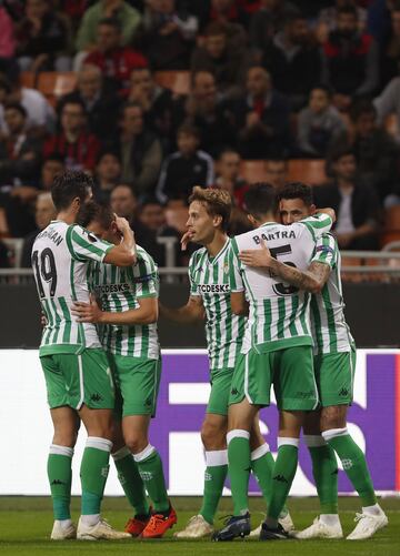 Y a la media hora primer gol del Betis, obra de Sanabria. Los jugadores se funden en un abrazo de alegría.