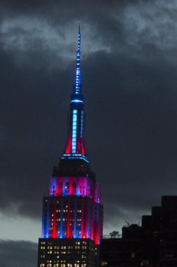 Vista del icónico edificio del Empire State iluminado con los colores del FC Barcelona en Nueva York.