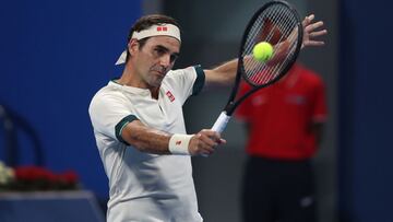 Roger Federer devuelve una bola durante su partido ante Nikoloz Basilashvili en el Qatar ExxonMobil Open en el Khalifa International Tennis and Squash Complex de Doha, Qatar.