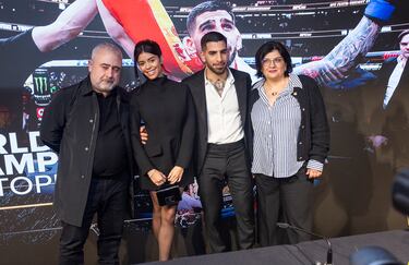 Ilia Topuria muestra el cinturón de campeón de la UFC en la rueda de prensa en el Hotel Rosewood Villa Magna.