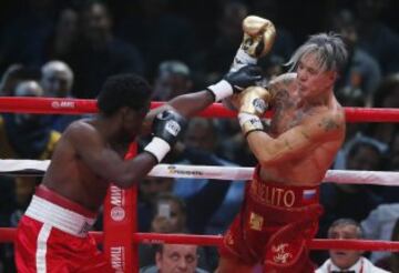 El actor y boxeador estadounidense Mickey Rourke combate con su compatriota Elliot Seymour, durante la pelea disputada en Moscú, Rusia, el 28 de noviembre del 2014.