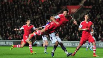 Lovren despeja un balón en un partido del Southampton.
