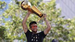 Los Warriors celebran su anillo por las calles de Oakland