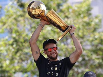 OAKLAND, CA - JUNE 15: Golden State Warriors Stephen Curry holds the Larry O&#039;Brien NBA Championship Trophy during the Warriors Victory Parade on June 15, 2017 in Oakland, California. An estimated crowd of over 1 million people came out to cheer on the Golden State Warriors during their victory parade after winning the 2017 NBA Championship.   Justin Sullivan/Getty Images/AFP
 == FOR NEWSPAPERS, INTERNET, TELCOS &amp; TELEVISION USE ONLY ==
