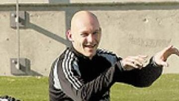 <b>UNO MÁS DE LA PLANTILLA. </b>Gravesen bromea con Raúl Bravo al final del entrenamiento.