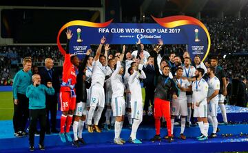 Keylor Navas levanta el trofeo.