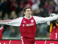 Former Bayern Munich striker Roy Makaay is fostering soccer talent - including Mexican starlets - with the Bayern World Squad.