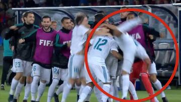 ¡Y Casemiro voló! Calculó mal y se estampó contra el suelo