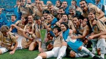 <b>CAMPEONES. </b>Los jugadores del Zenit de San Petersburgo celebraron a lo grande el primer título europeo de su historia. En la foto, anoche con la Copa de la UEFA.