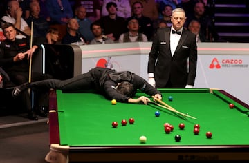 Ronnie O'Sullivan no tuvo problemas para imponerse al gal¨¦s Ryan Day (13-7) durante su enfrentamiento en el Campeonato Mundial de snooker, que se celebra en el Crucible Theatre de Sheffield, Inglaterra. Sin embargo, en un momento del partido el ingl¨¦s reaccion¨® de esta forma, tumbado sobre la mesa, al no conseguir el tiro deseado.