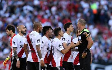 Soccer Football - River Plate v Boca Juniors - Argentine First Division - Antonio V. Liberti stadium, Buenos Aires, Argentina - November 5, 2017 - River Plate's Ignacio Fernandez (2nd R) and team mates argue with referee Nestor Pitana after Fernandez was 