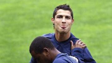 <b>DIVERTIDO. </b>Cristiano Ronaldo bromea con los fotógrafos mientras estira junto al valencianista Miguel.